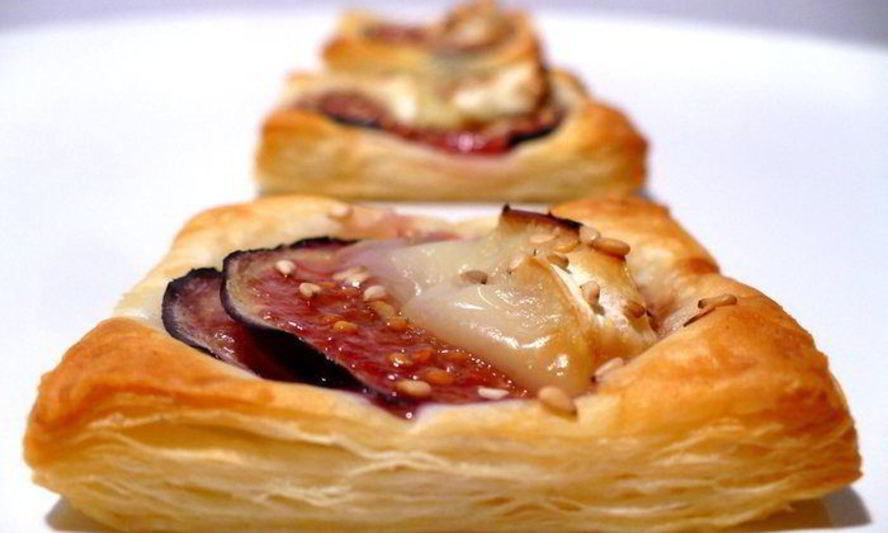 Рецепт закусочные слойки с инжиром и камамбером
