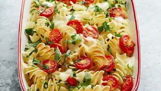 Макаронная запеканка помидоры-моцарелла со шпинатом