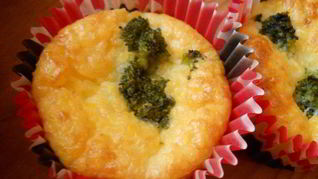 Мини-запеканки из поленты с брокколи