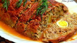 Мясная запеканка с грибами и перепелиными яйцами под сливочно-томатным соусом