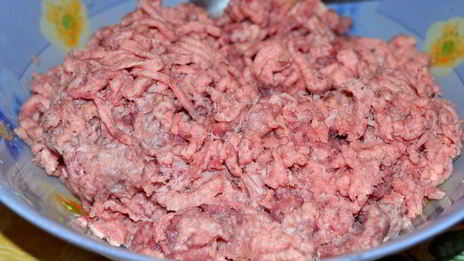 мясная запеканка с грибами и перепелиными яйцами под сливочно-томатным соусом