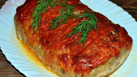 мясная запеканка с грибами и перепелиными яйцами под сливочно-томатным соусом