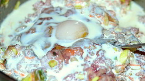 мясная запеканка с грибами и перепелиными яйцами под сливочно-томатным соусом