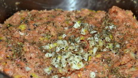 мясная запеканка с грибами и перепелиными яйцами под сливочно-томатным соусом