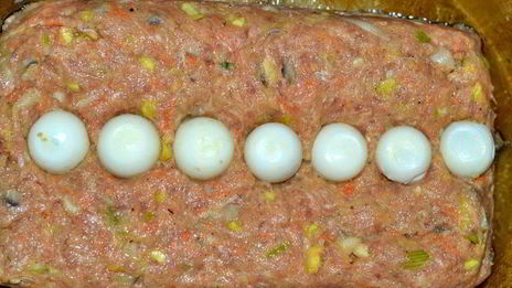 мясная запеканка с грибами и перепелиными яйцами под сливочно-томатным соусом