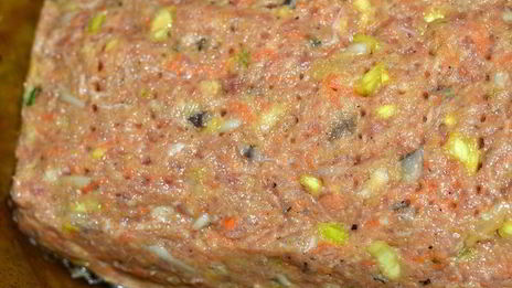 мясная запеканка с грибами и перепелиными яйцами под сливочно-томатным соусом