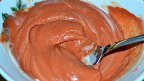 мясная запеканка с грибами и перепелиными яйцами под сливочно-томатным соусом