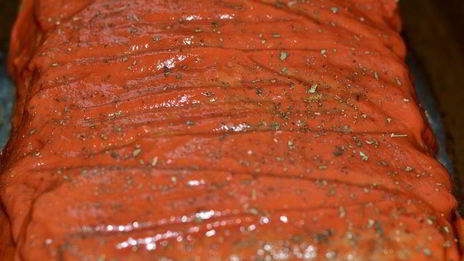 мясная запеканка с грибами и перепелиными яйцами под сливочно-томатным соусом