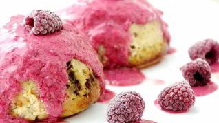 Творожная запеканка-суфле с финиками и малиново-вишневым соусом