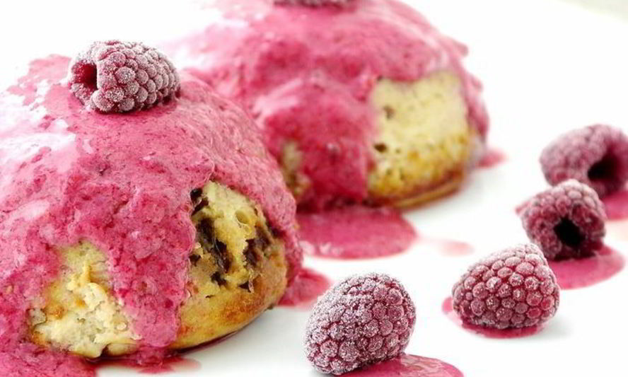 Рецепт творожная запеканка-суфле с финиками и малиново-вишневым соусом