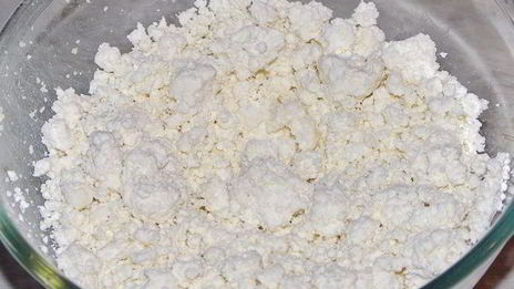 творожная запеканка-суфле с финиками и малиново-вишневым соусом