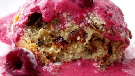 творожная запеканка-суфле с финиками и малиново-вишневым соусом