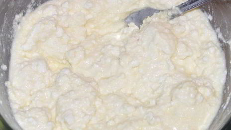 творожная запеканка-суфле с финиками и малиново-вишневым соусом