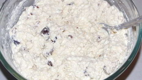 творожная запеканка-суфле с финиками и малиново-вишневым соусом