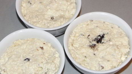 творожная запеканка-суфле с финиками и малиново-вишневым соусом