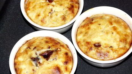 творожная запеканка-суфле с финиками и малиново-вишневым соусом