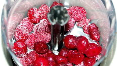 творожная запеканка-суфле с финиками и малиново-вишневым соусом