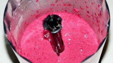 творожная запеканка-суфле с финиками и малиново-вишневым соусом