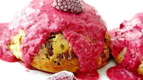 творожная запеканка-суфле с финиками и малиново-вишневым соусом