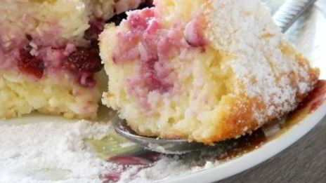 творожно-кокосовая запеканка с ягодами