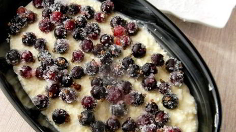 творожно-кокосовая запеканка с ягодами