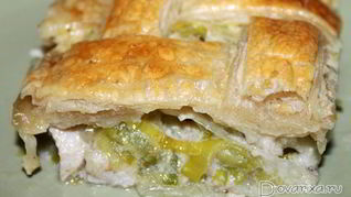 Запеканка из курицы под слоеным тестом