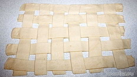 запеканка из курицы под слоеным тестом