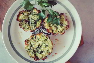 Зеленые мини-запеканки из молодого цукини с адыгейским сыром