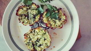 Зеленые мини-запеканки из молодого цукини с адыгейским сыром