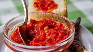 Аджика из помидоров и чеснока, без перца