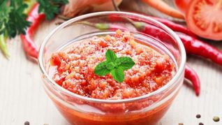 Аджика с хреном и яблоками