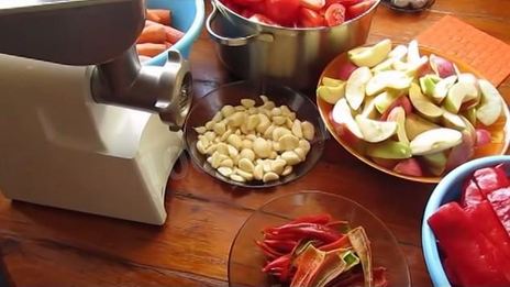 домашняя аджика с яблоками и морковью