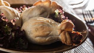 Куриные голени с аджикой в слоеном тесте