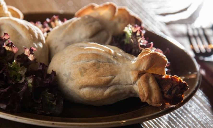 Рецепт куриные голени с аджикой в слоеном тесте