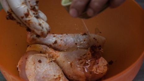 куриные голени с аджикой в слоеном тесте