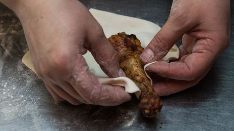 куриные голени с аджикой в слоеном тесте