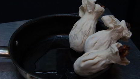 куриные голени с аджикой в слоеном тесте