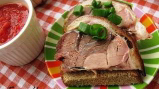 Свиная рулька с домашней аджикой