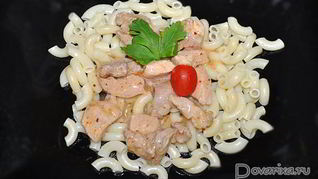 Свинина, тушенная с аджикой