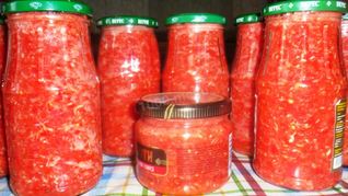 Сырая аджика с хреном и помидорами на зиму