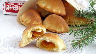 Булочки с абрикосовым джемом и миндальными лепестками