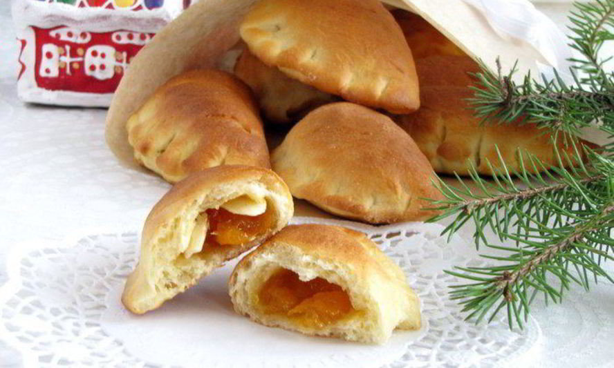 Рецепт булочки с абрикосовым джемом и миндальными лепестками