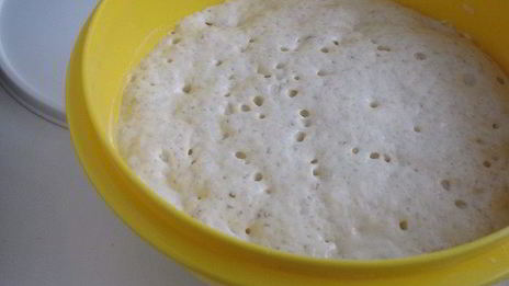 булочки с абрикосовым джемом и миндальными лепестками