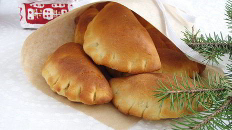 булочки с абрикосовым джемом и миндальными лепестками