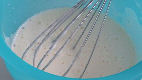 булочки с абрикосовым джемом и миндальными лепестками