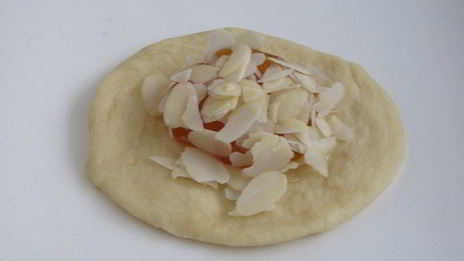 булочки с абрикосовым джемом и миндальными лепестками