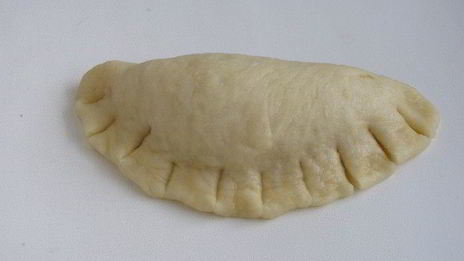 булочки с абрикосовым джемом и миндальными лепестками