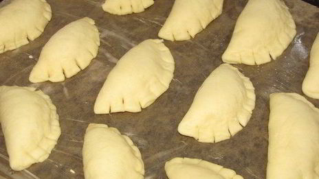 булочки с абрикосовым джемом и миндальными лепестками