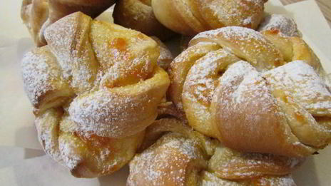 булочки с абрикосовым джемом