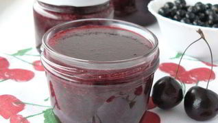 Джем из черной смородины с вишней и яблоком